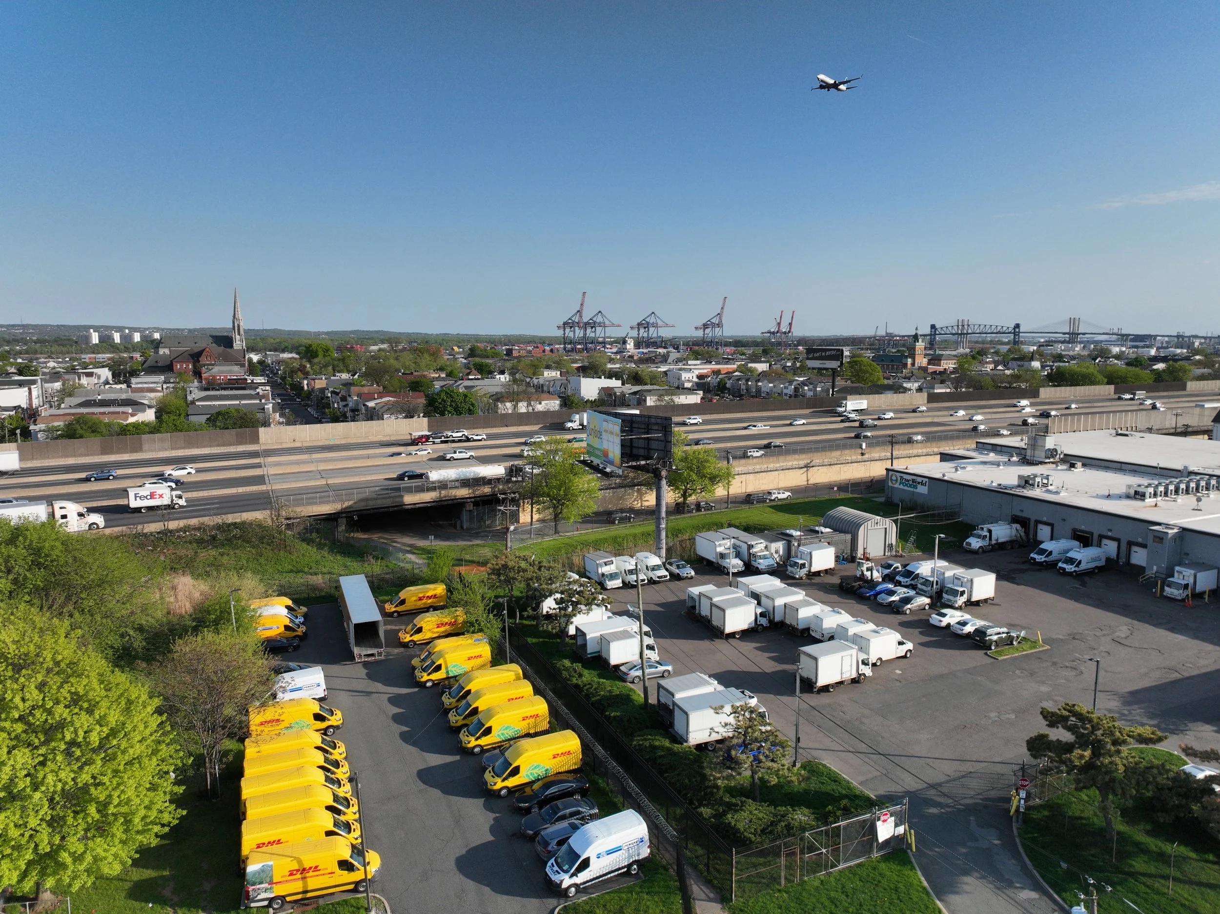 Inbound flight coming into Newark Airport over a mission site in Newark's Airspace