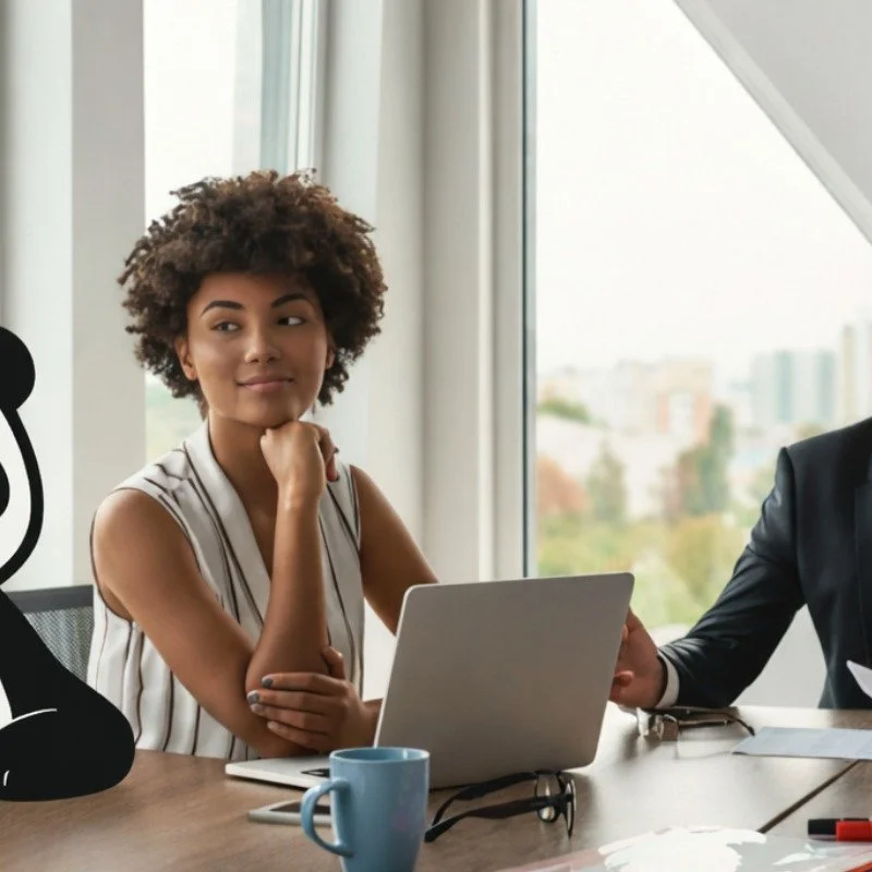 Gründerin am Laptop arbeitet entspannt mit einem Panda. ModernPanda unterstützt Start-ups bei Webdesign und Marketing.