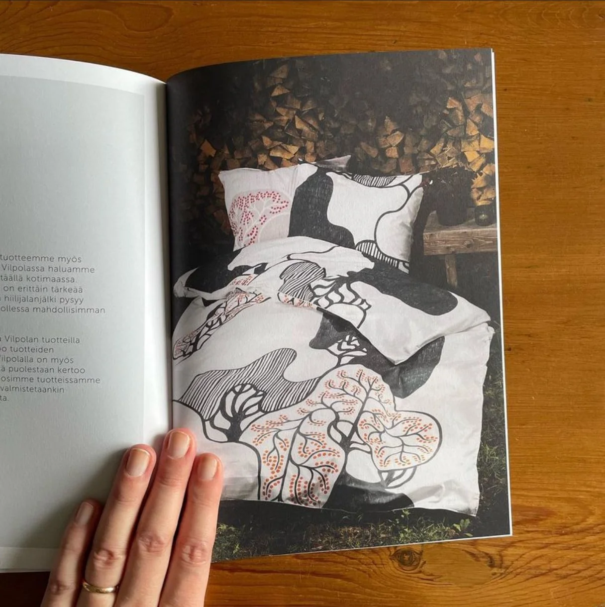 Kukkuvat kunnaat / Vilpola 2022 /
Kuosisuunnittelu