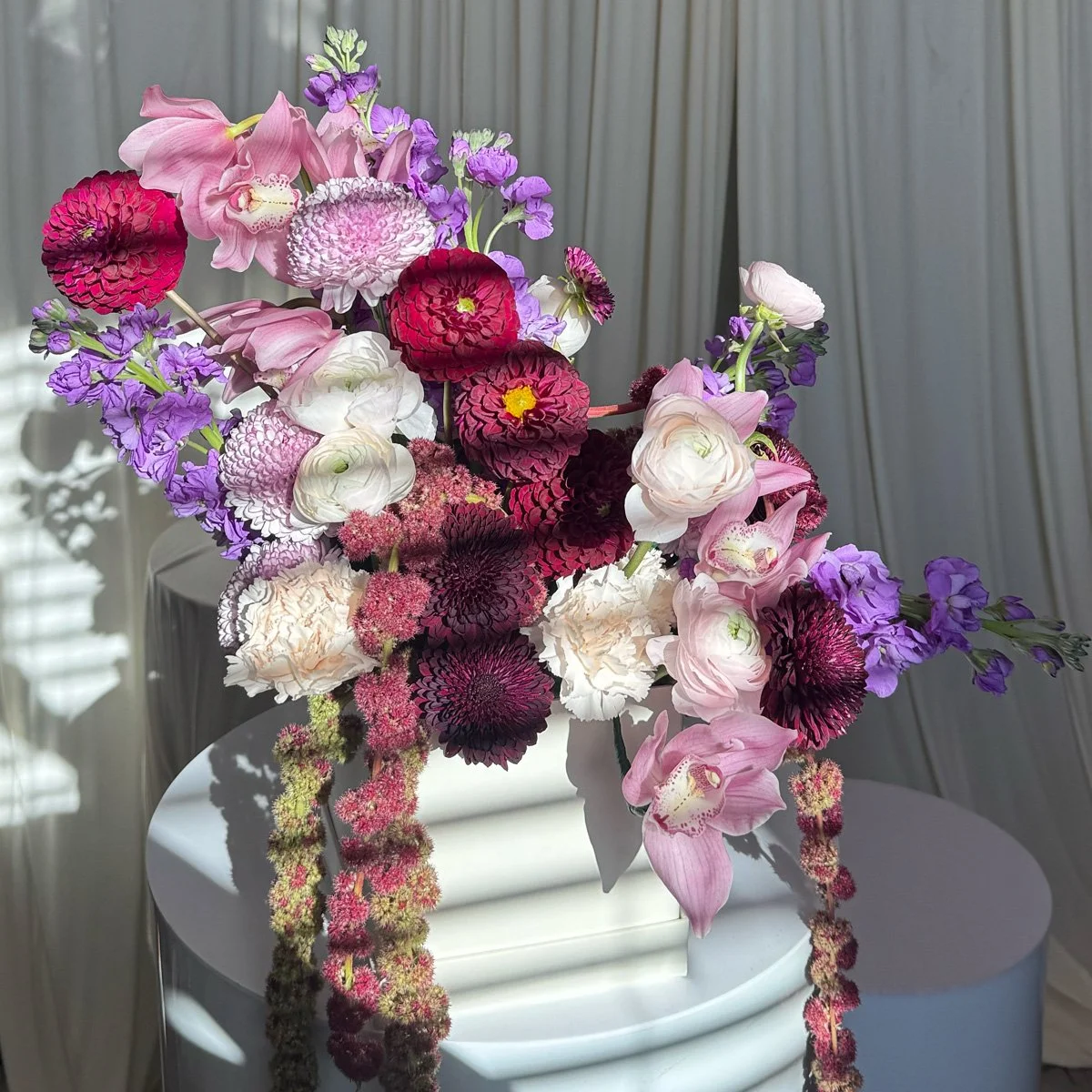 Temporadas - Blooms Styled in a Vessel