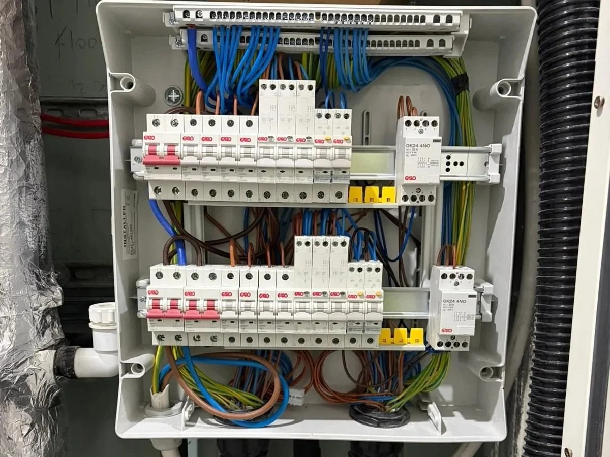 Location:Hilton, Parnell St, Dublin
Units: 2 suites and 290 rooms 
Work carried out: Assisting on the second fixing all rooms and terminating fuse boards.