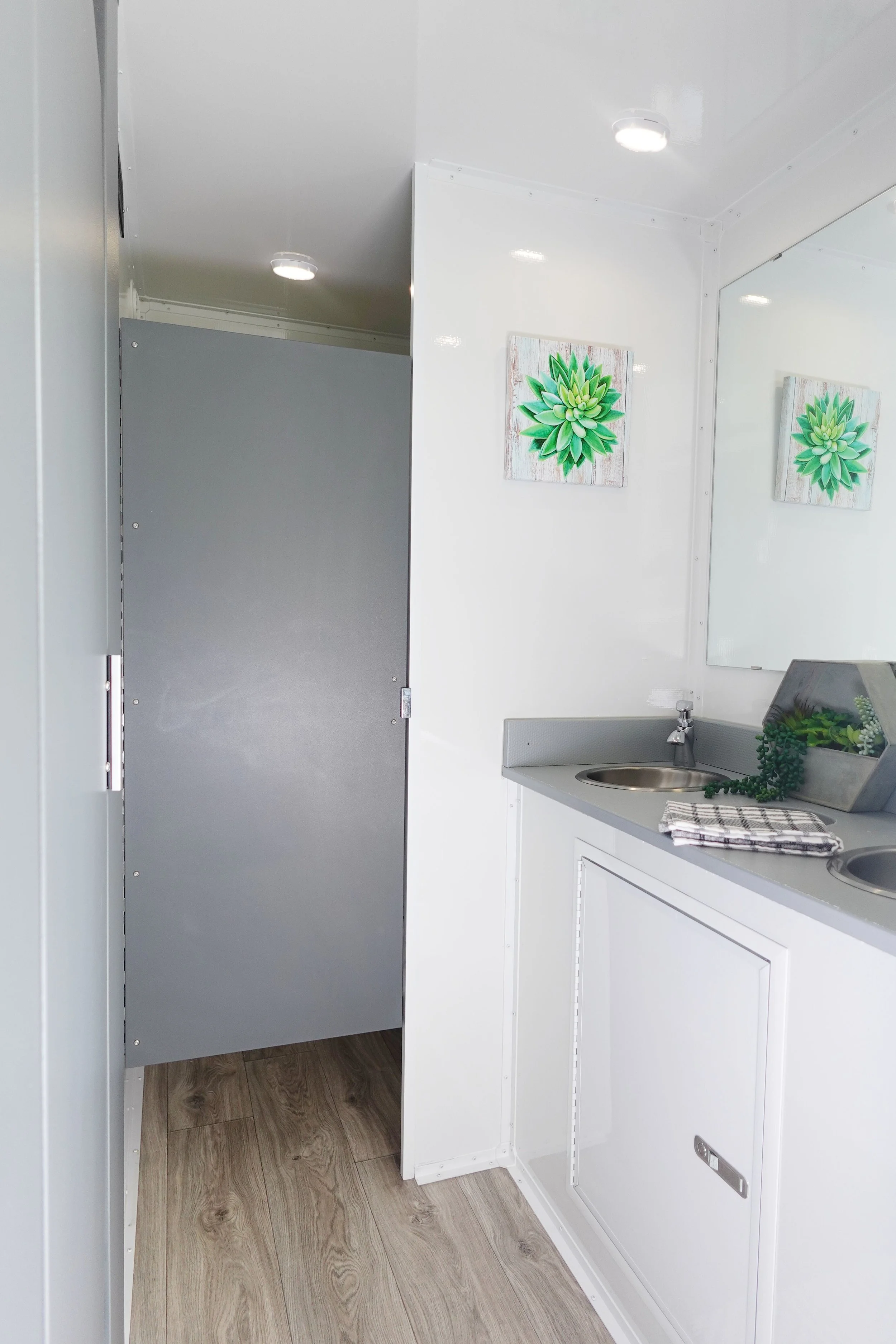 Pro5-Mobile-Restroom-Rental-Interior.jpg