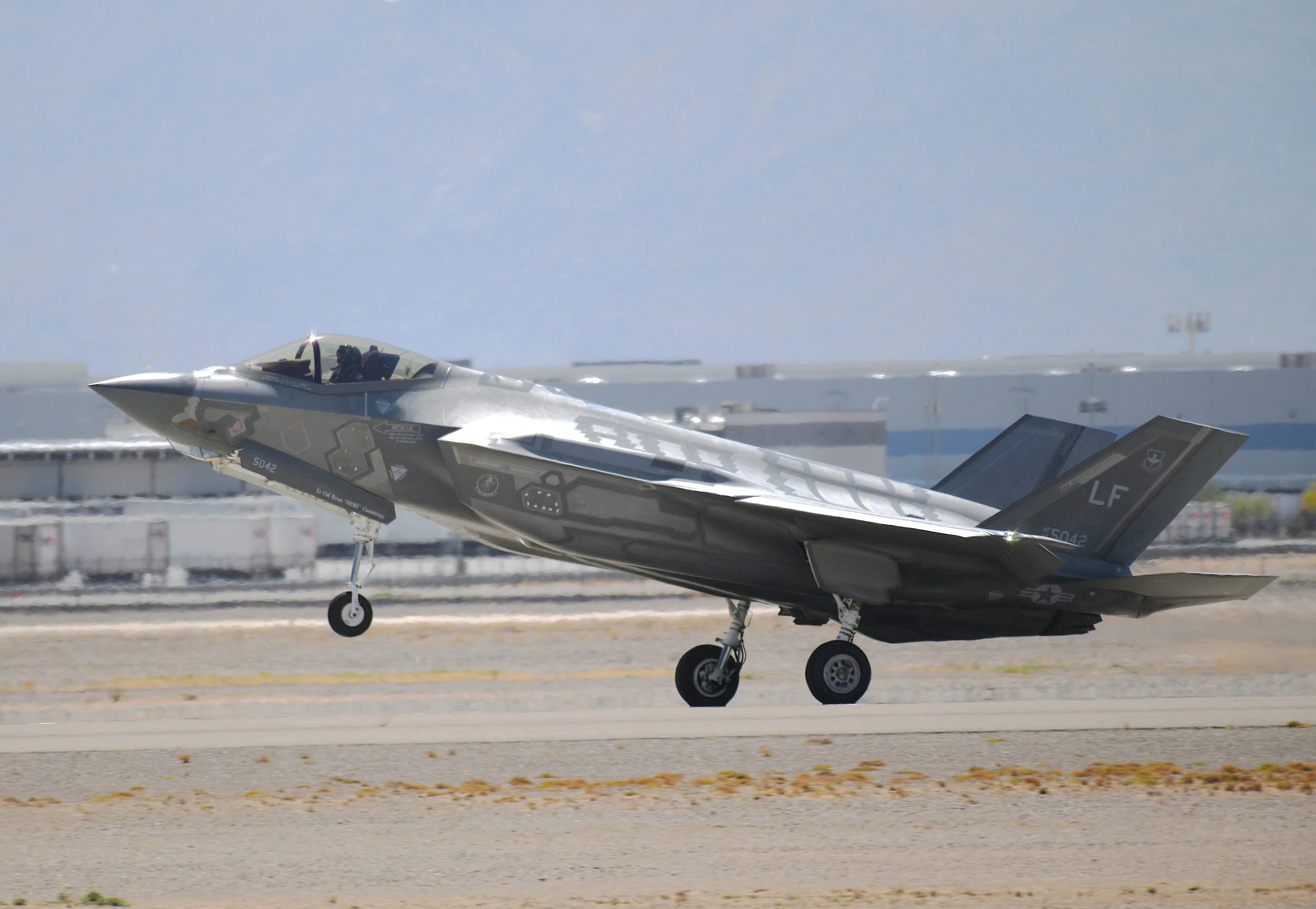 Jets F-35 - 04 07 25 - 0440  "SEMI"