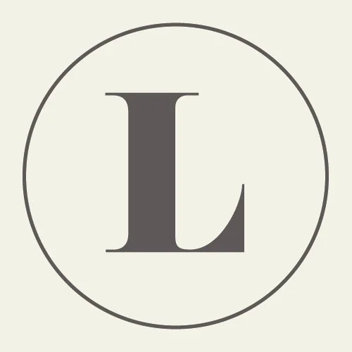 Logo con la lettera L in grigio all'interno di un cerchio