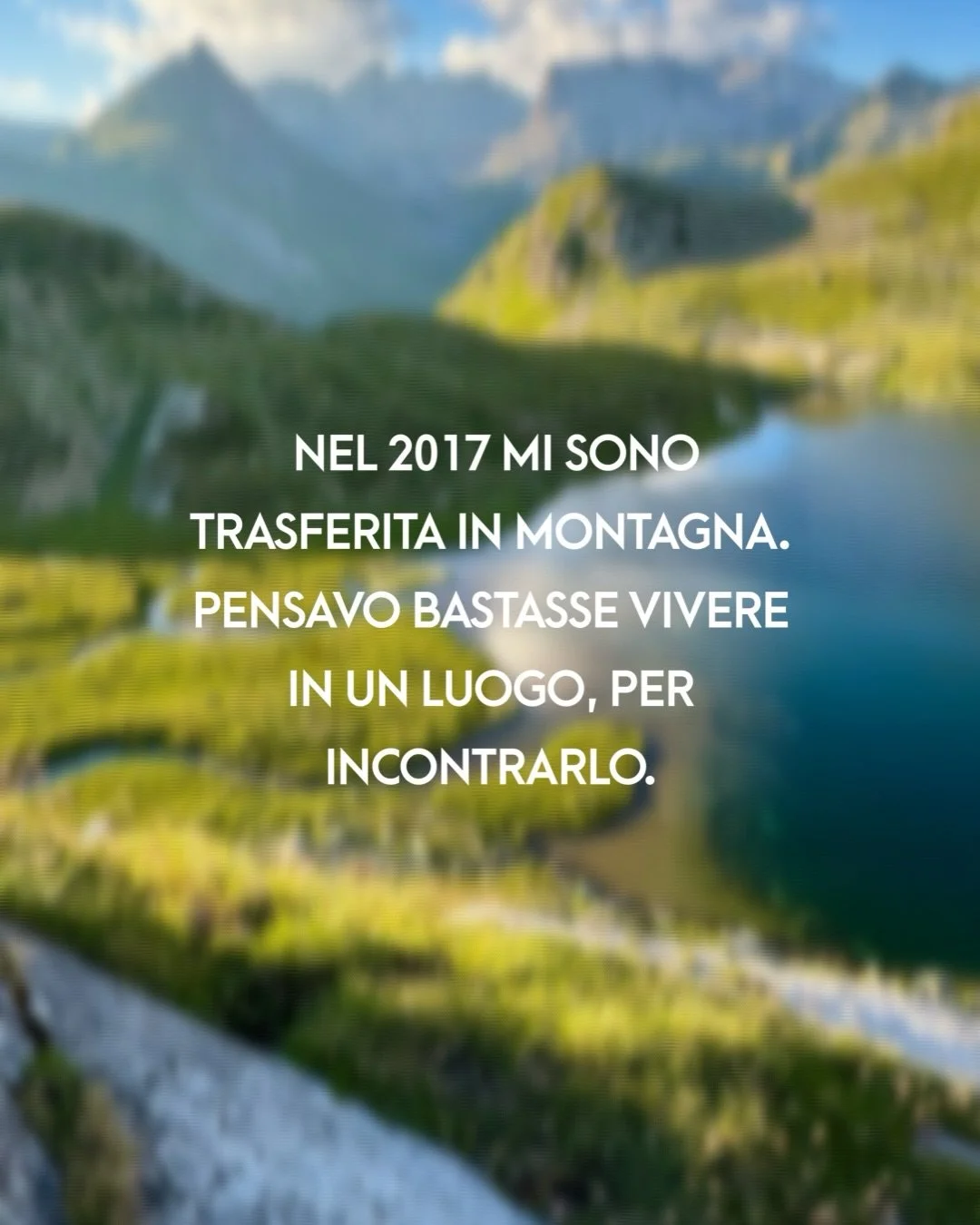Nel 2017 mi sono trasferita in Engadina perch&eacute; desideravo vivere nei suoi luoghi.
Pensavo bastasse attraversarli, tornarci e abitarli.
Con il tempo mi sono accorta per&ograve; che, molto spesso, continuavo a vedere soprattutto ci&ograve; che g