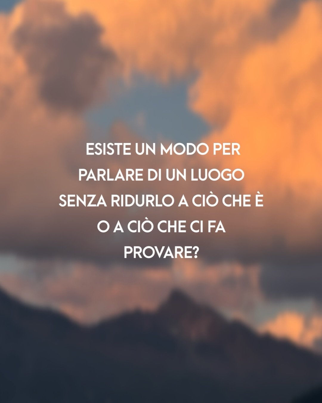 Quando raccontiamo un luogo, di solito facciamo una di queste due cose: lo descriviamo oppure raccontiamo ci&ograve; che ci ha fatto provare. 
Per anni, da quando abito in montagna, ho pensato che le possibilit&agrave; fossero queste. 
Eppure c&rsquo