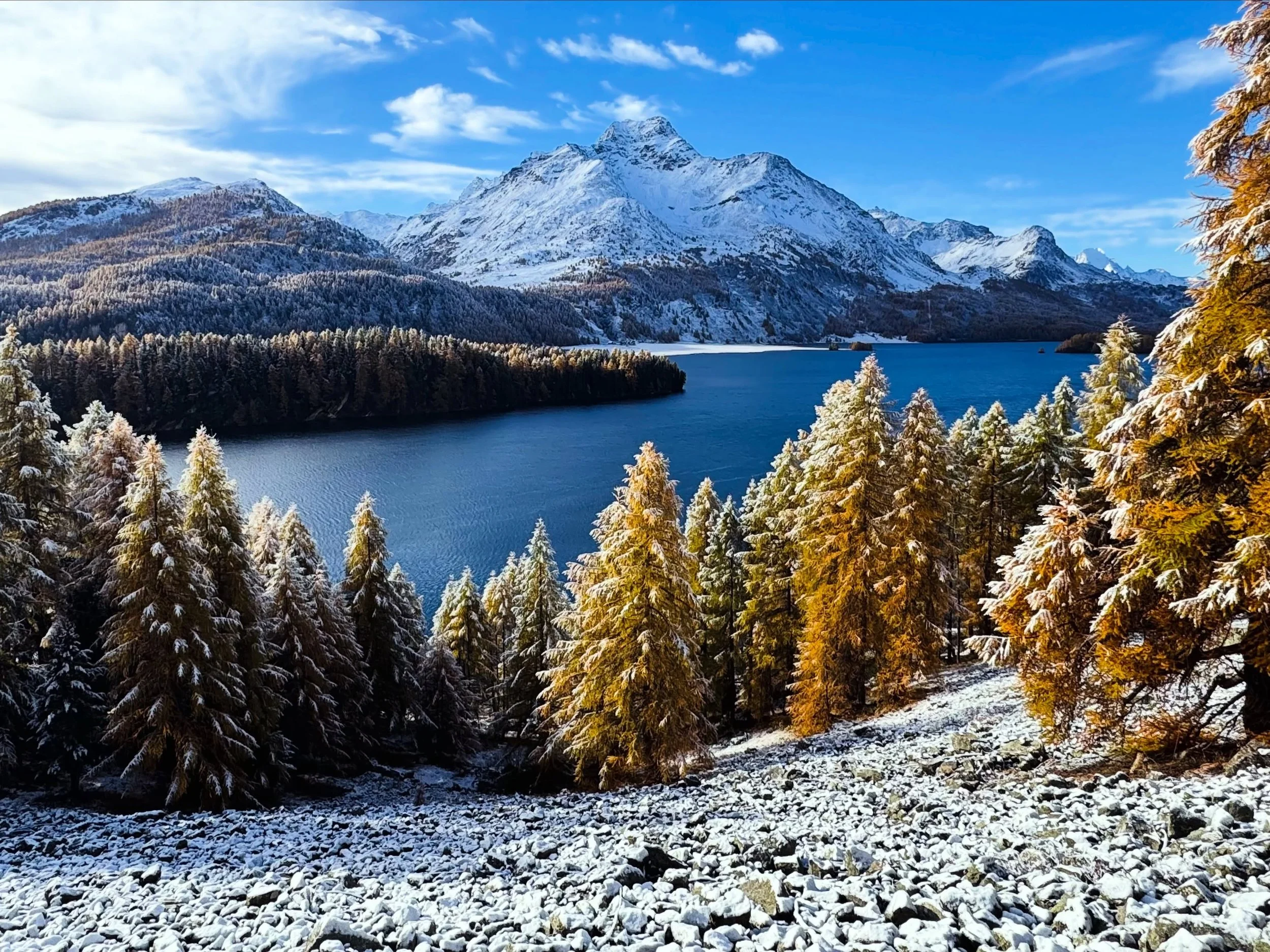 Nella prima giornata con la neve, la difficolt&agrave; di stare con la montagna senza cercare di attribuirle alcunch&eacute;. 

Restare solo su:
Il profumo
La luce innegabilmente diversa di alba, bosco, lago, montagna, cielo e tramonto. 
Il suono.
I 