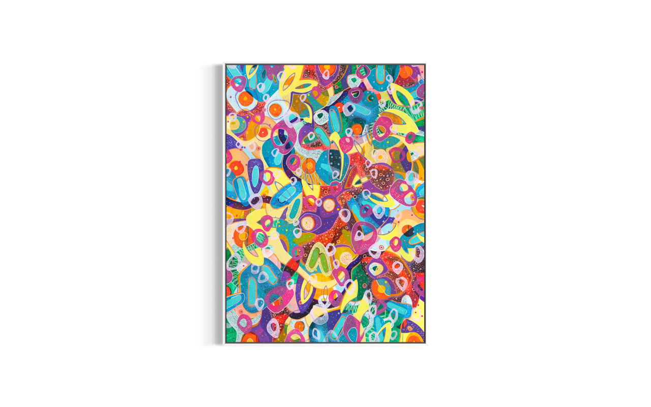 Dipinto astratto con molti colori vivaci, forma di anelli e linee curve, collocato su una parete bianca.