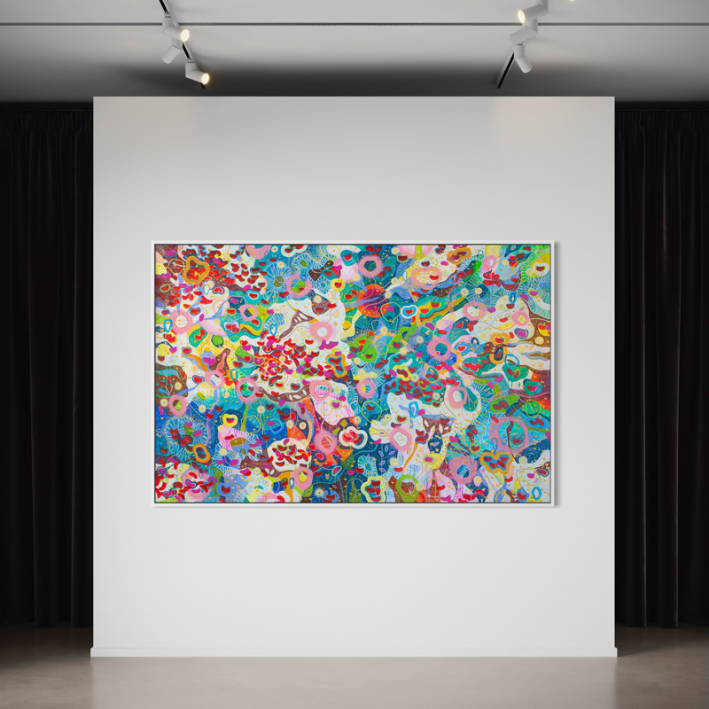 Dipinto astratto con colori vivaci e forme fluide su parete bianca in galleria d'arte.