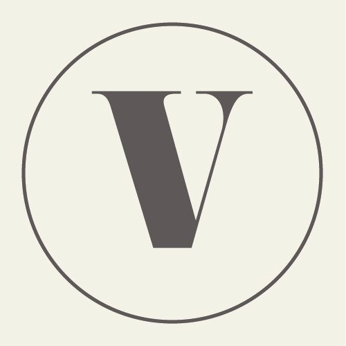 Logotipo con una 'V' stilizzata al centro, circondato da un cerchio, su sfondo chiaro