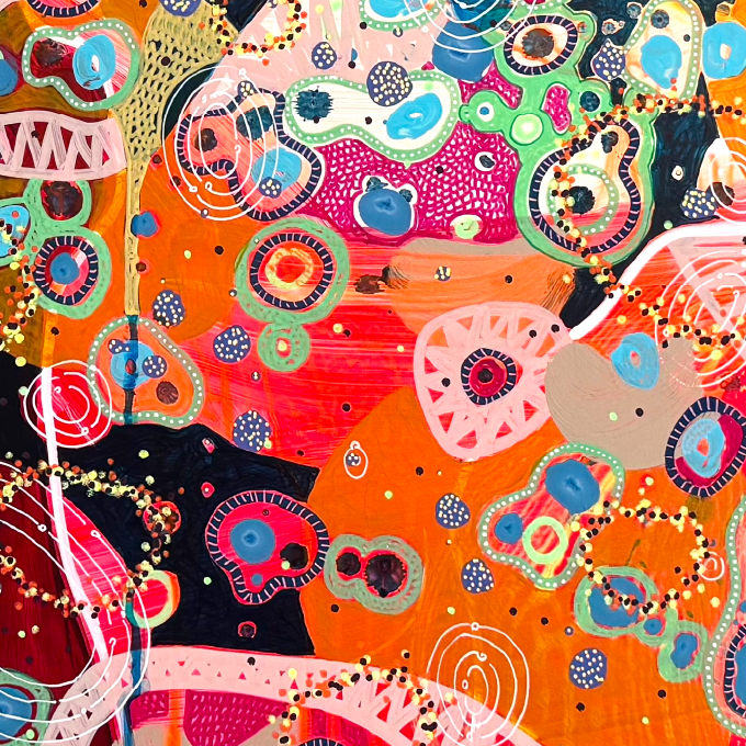 Un'opera d'arte astratta con forme circolari e drappeggi di colori vivaci come rosso, arancione, rosa, blu e verde, decorata con linee, punti e motivi geometrici.