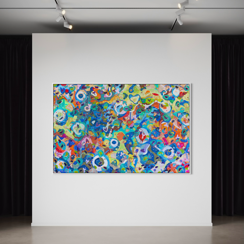 Un dipinto astratto con forme e colori vivaci esposta in una galleria d'arte.