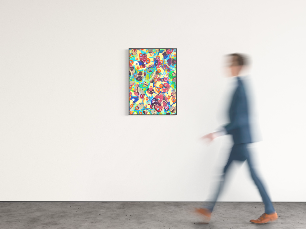 Persona in movimento davanti a un quadro astratto colorato appeso al muro in una galleria d'arte.