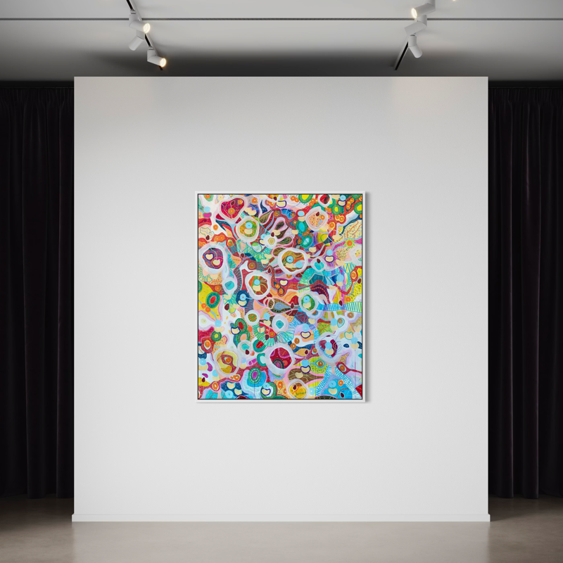 Un quadro astratto colorato con forme circolari e lineari su una parete bianca in una galleria d'arte.