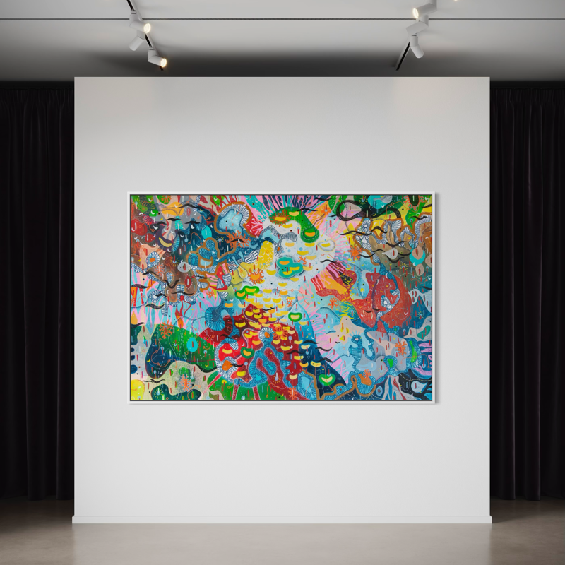 Dipinto astratto colorato appeso a una parete bianca in una galleria d'arte con luci sopra.