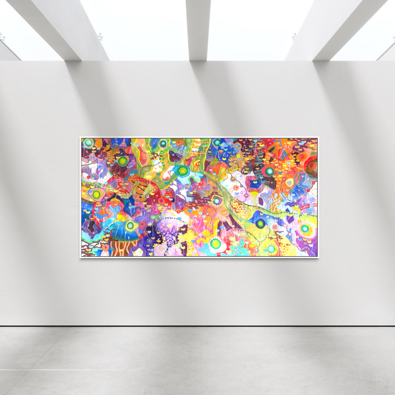 Opera d'arte astratta con colori vivaci, forme geometriche e pattern complessi, esposta su una parete bianca in una galleria d'arte moderna.