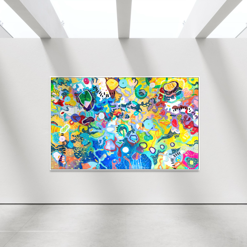 Dipinto astratto con colori vivaci e forme spruzzate, appeso a una parete bianca in una galleria d'arte.