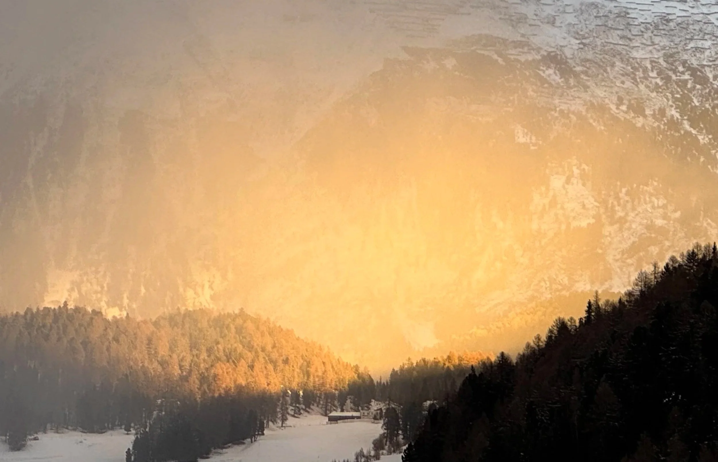 Paesaggio montano con alberi e neve, cielo coperto da nuvole luminose