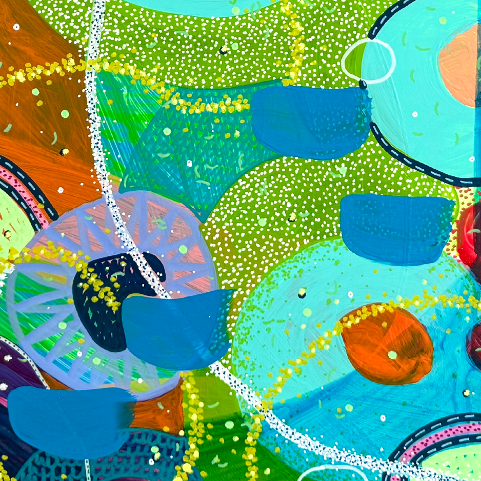 Dettaglio di un dipinto astratto con forme circolari, colori vivaci come blu, verde, giallo, arancione e rosa, e dettagli puntinati e linee curve.