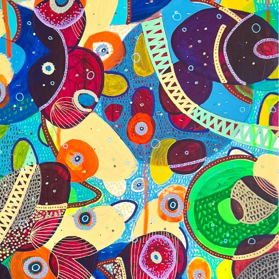 Dipinto astratto con forme circolari di vari colori vivaci come rosso, blu, verde, giallo, arancione e nero, con dettagli geometrici e linee curve che si intrecciano in un mosaico colorato.
