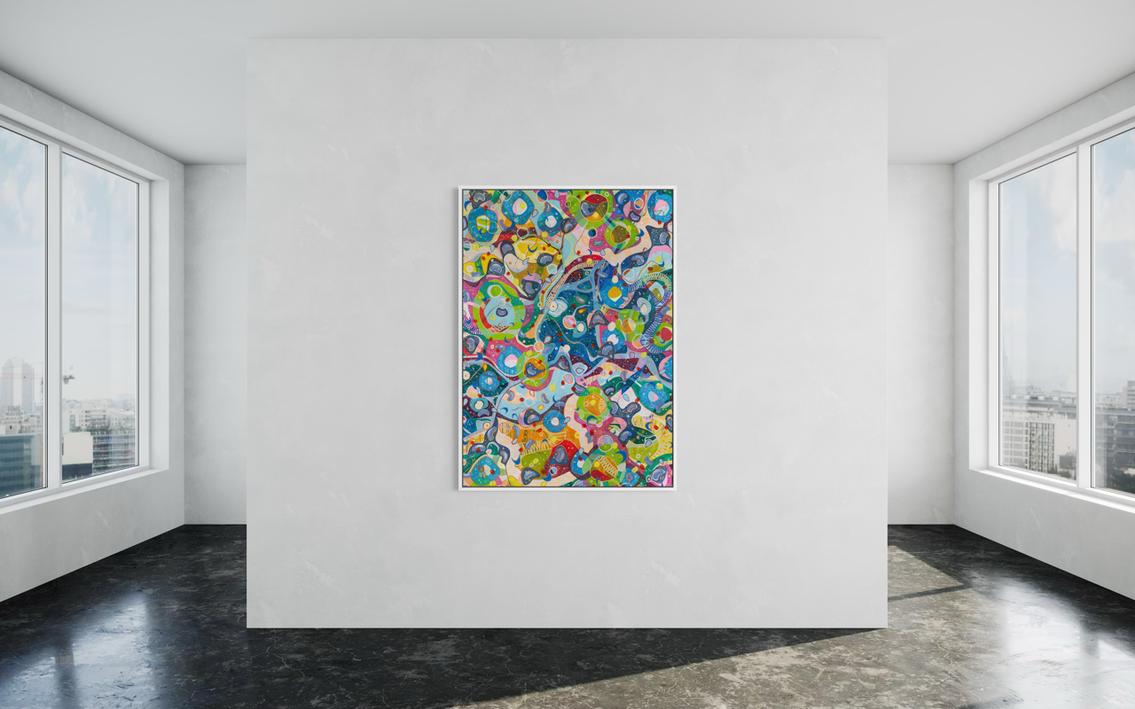 Dipinto astratto colorato appeso a una parete bianca in una stanza con grandi finestre su due lati, vista sulla città.