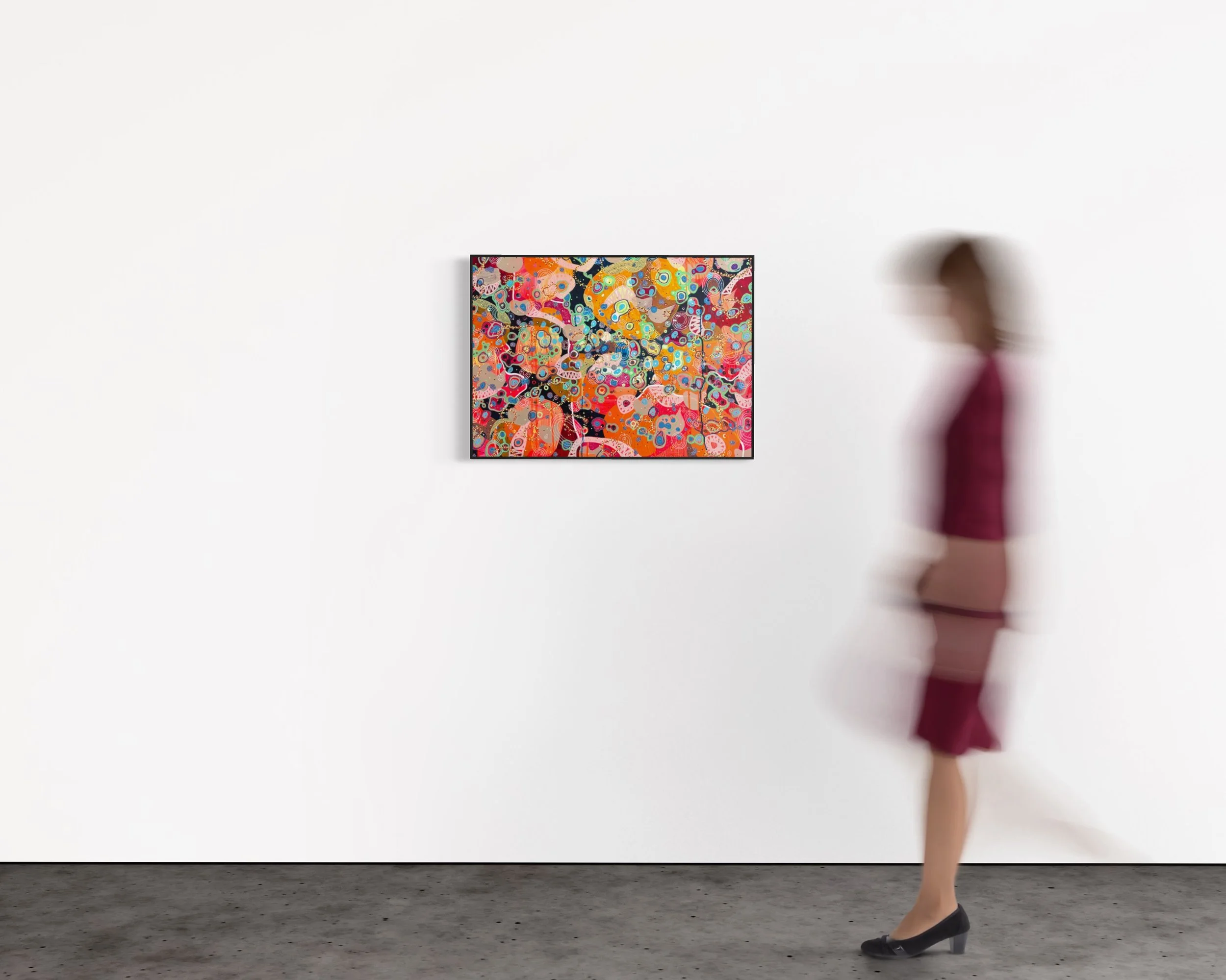 Donna con gonna rossa, tacchi neri e top rosa, cammina davanti a un quadro astratto appeso a una parete bianca in una galleria d'arte.