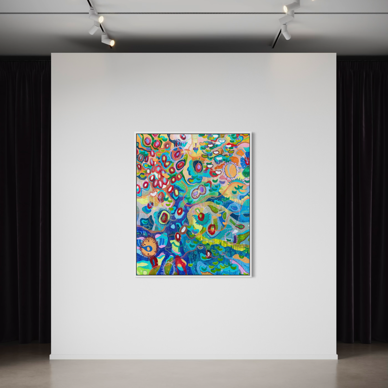 Un dipinto astratto con colori vivaci e forme dinamiche appeso a una parete bianca in una galleria d'arte.