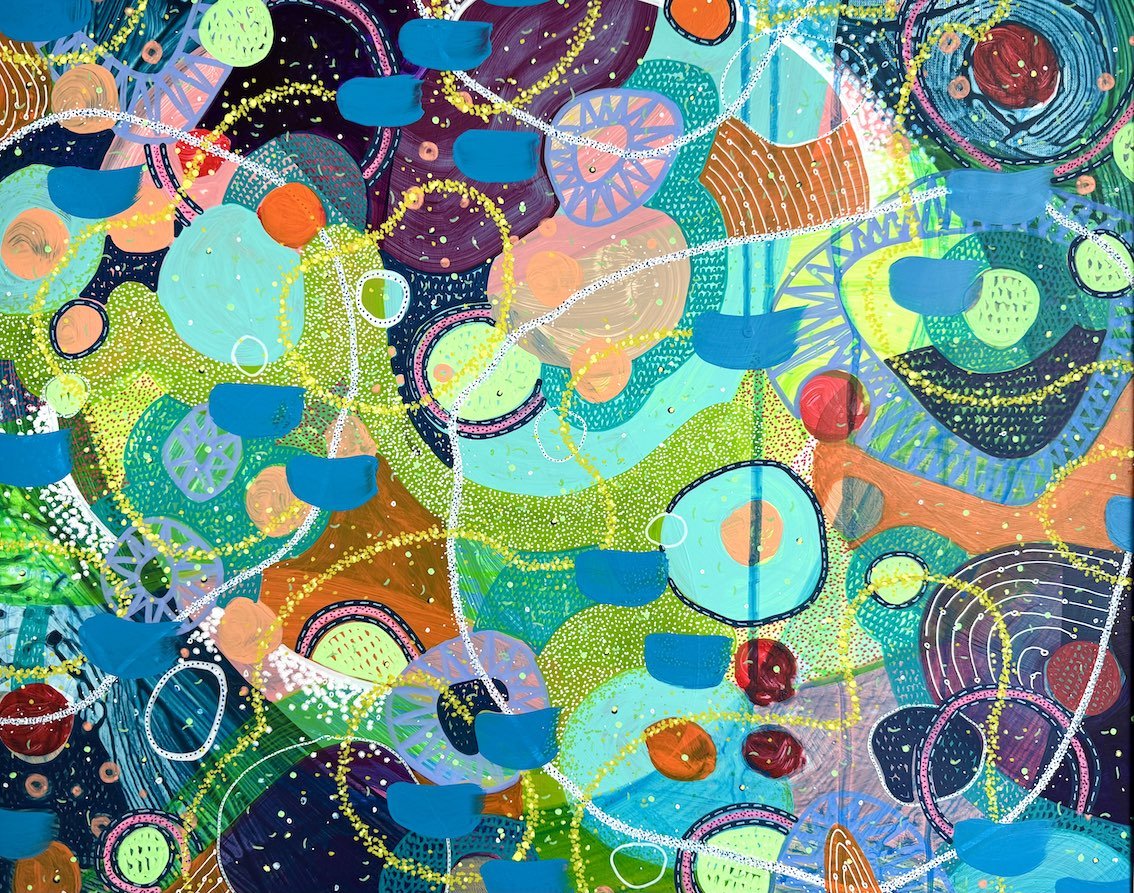 Dipinto astratto con cerchi, linee e punti di vari colori come verde, blu, rosso, arancione e viola, che crea un effetto dinamico e vivace.
