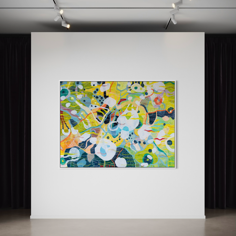 Un dipinto astratto colorato esposto in una galleria d'arte con pareti bianche e tende nere ai lati.