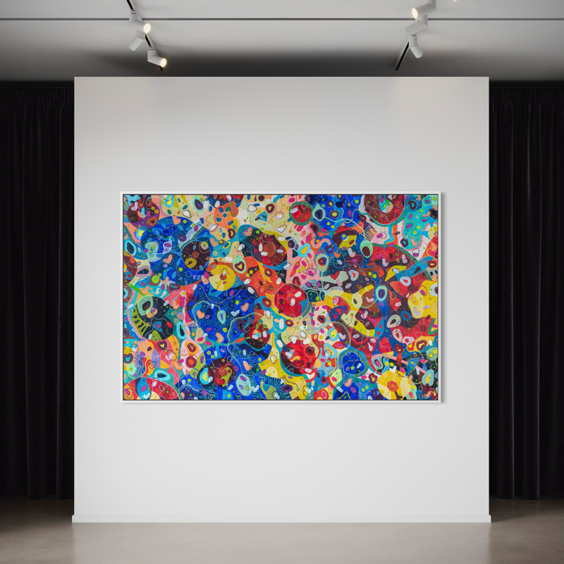 Un'opera d'arte astratta composta da forme e colori vivaci su una parete bianca in una galleria.