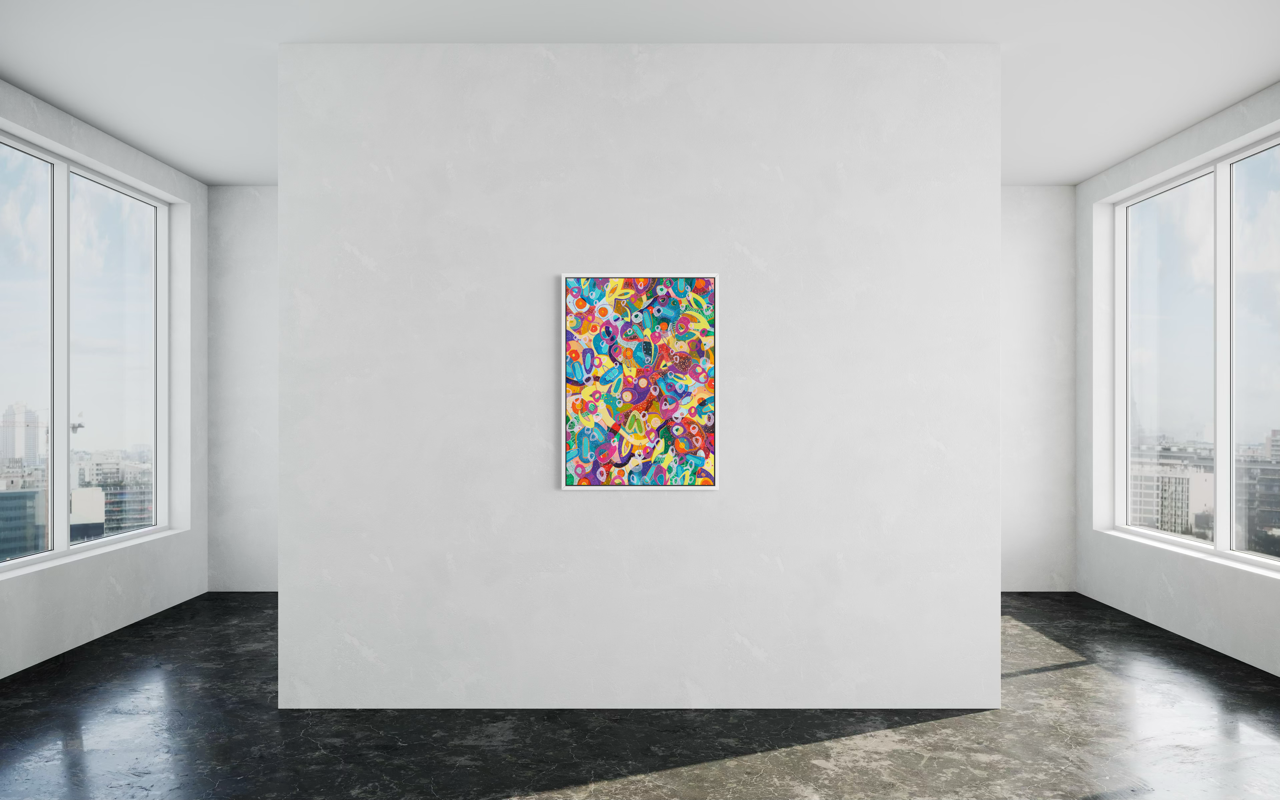 Un dipinto astratto colorato appeso a una parete bianca in una moderna galleria d'arte con grandi finestre