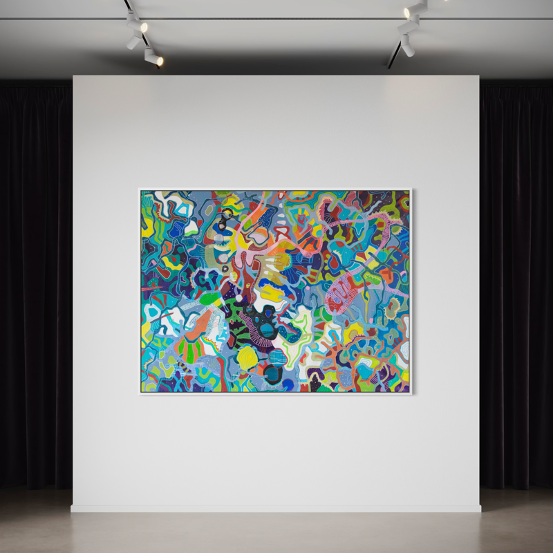 Un dipinto astratto con colori vivaci e forme complesse in una galleria d'arte.