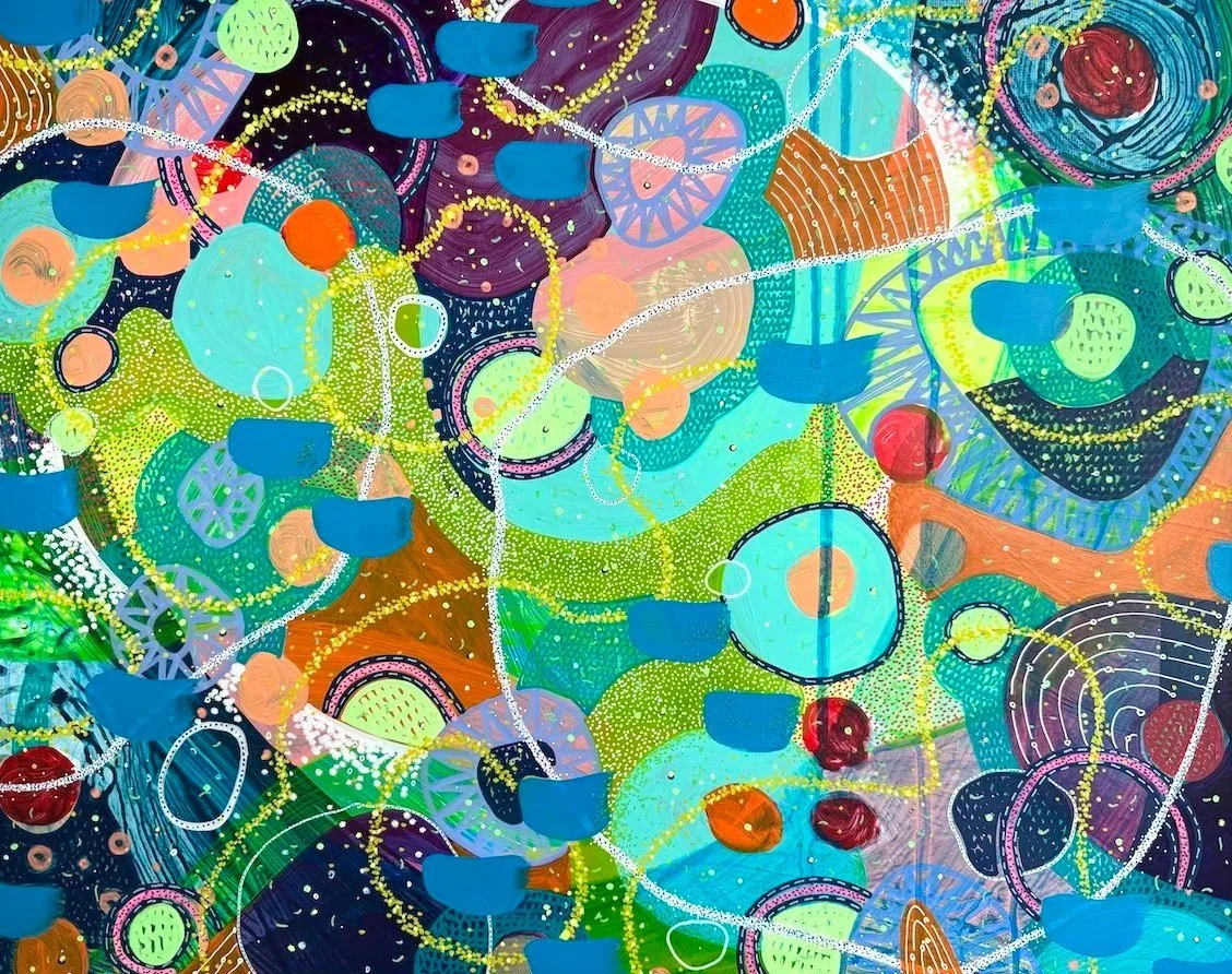 Un'opera d'arte astratta con molteplici forme e colori vivaci, tra cui cerchi, linee ondulate e macchie di colore in diverse tonalità come blu, verde, rosso, giallo e arancione.