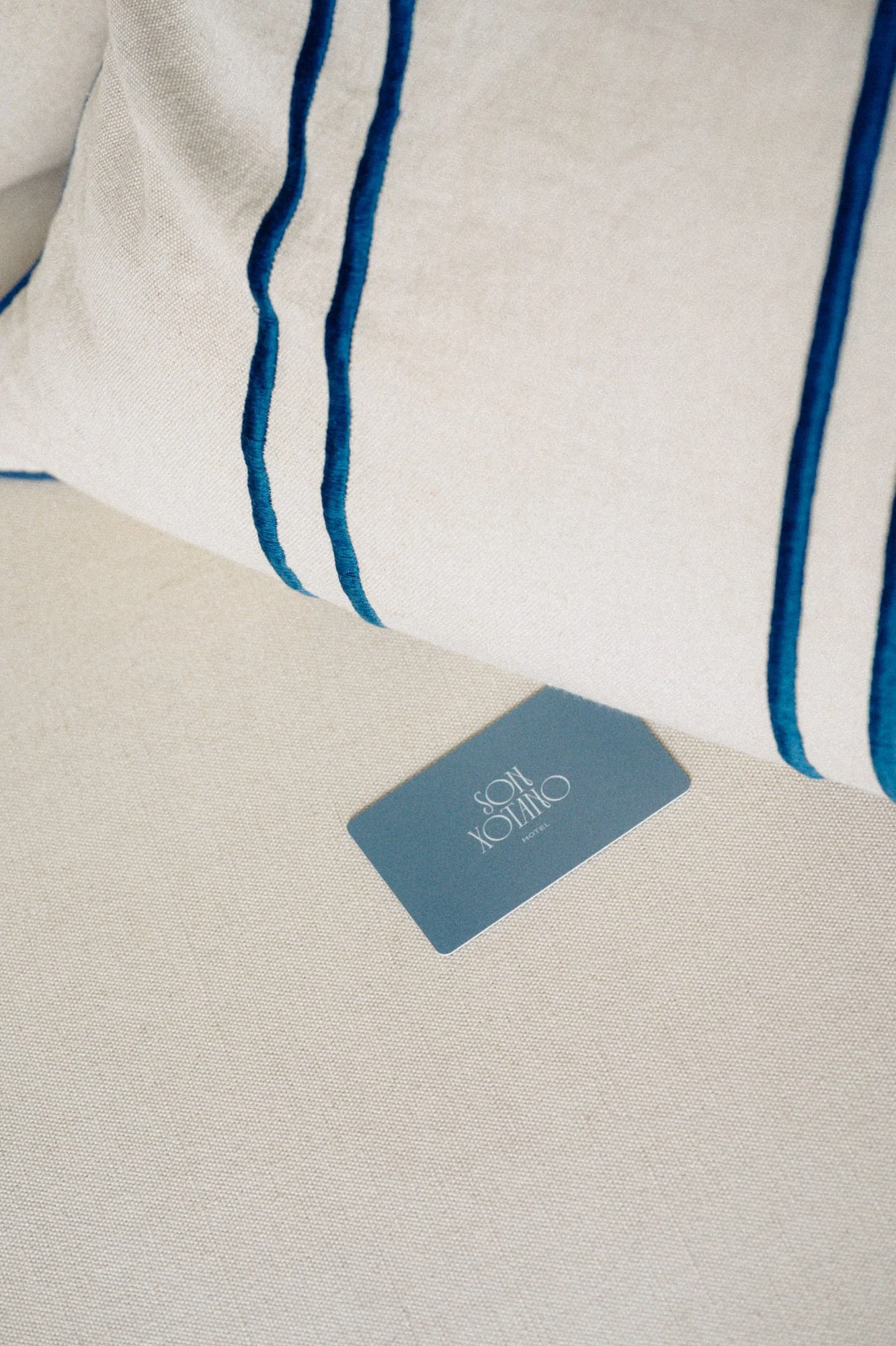 Funda blanca con rayas azules en un hotel llamado 'Son Valentino'