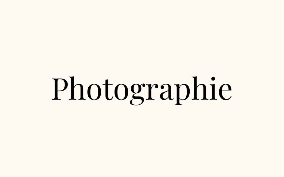 Une diapositive avec le mot 'Photographie' écrit en gros caractères noirs sur un fond crème.