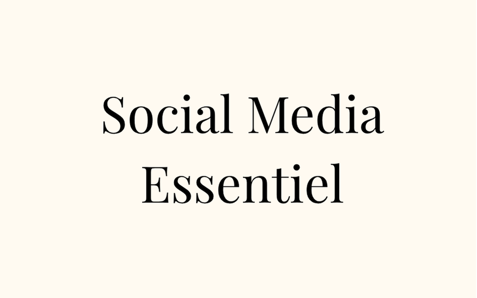 Une image avec le texte 'Social Media Essentiel' sur un fond clair.