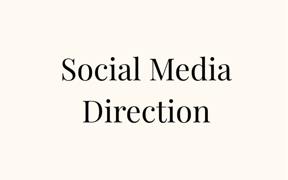 Texte indiquant 'Social Media Direction' sur un fond clair.