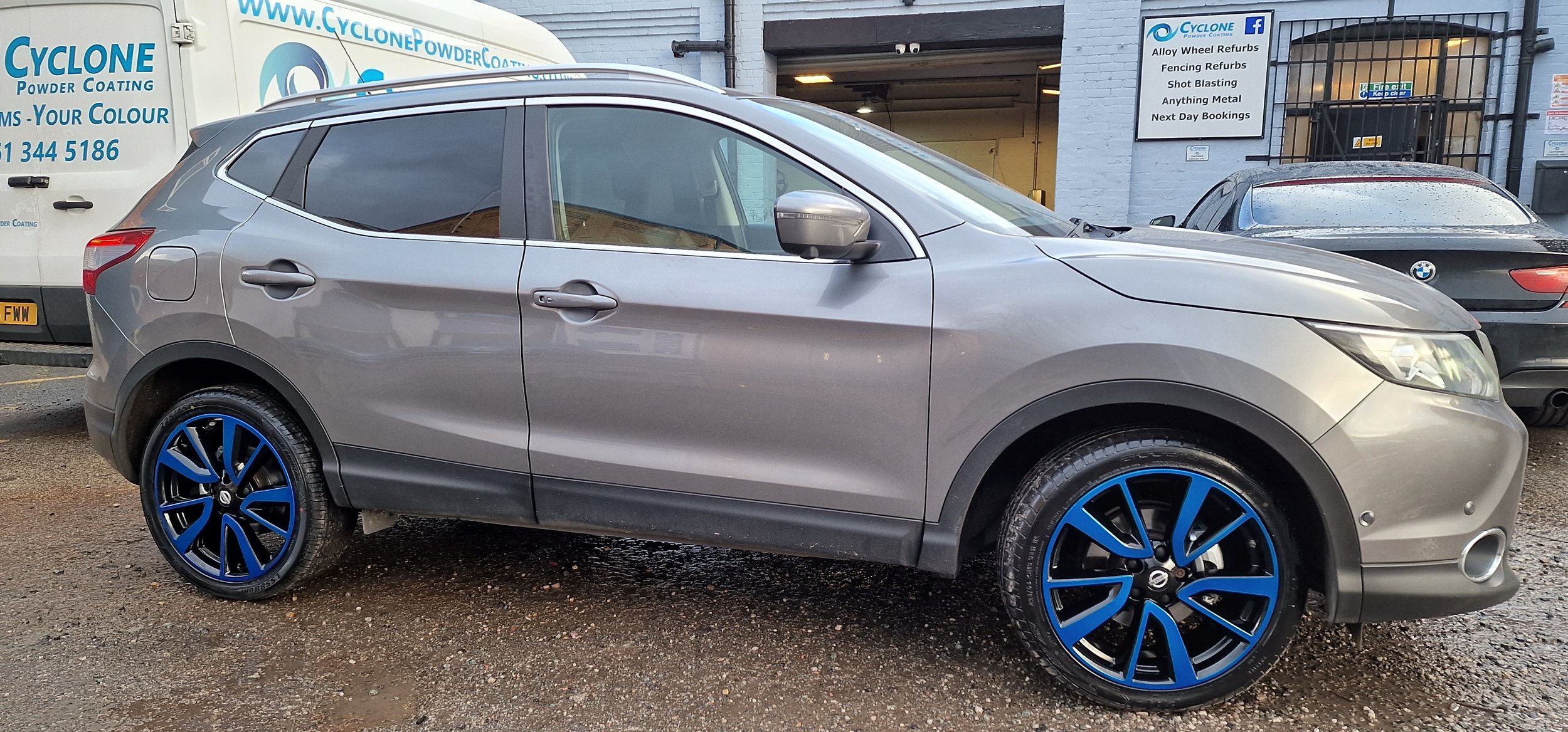 Nissan Qashqai - Gloss Black with Candy Blue Accents