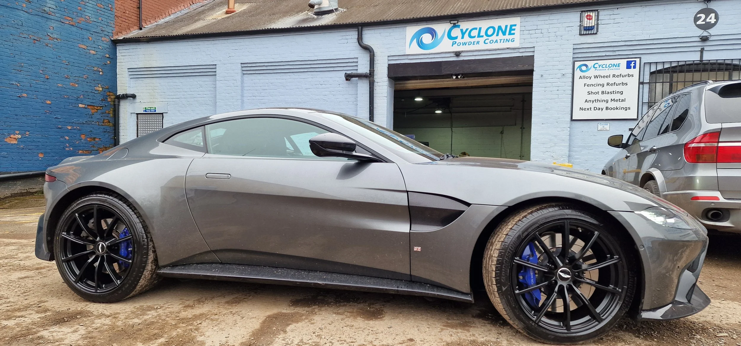 Aston Martin Vantage - Satin Black
