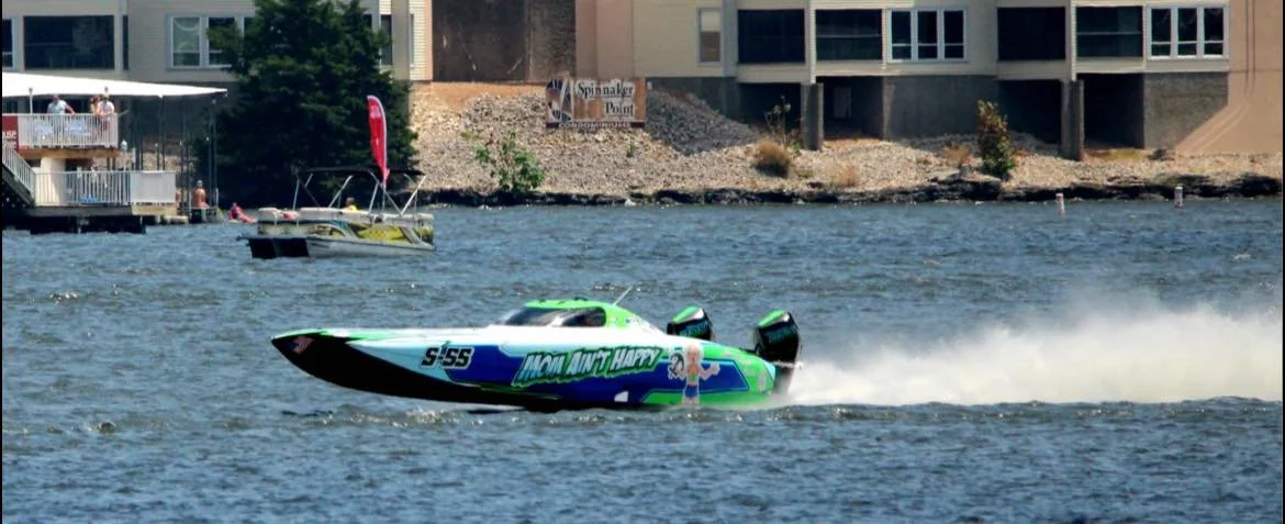 mom-aint-happy-super-stock-powerboat-race-action