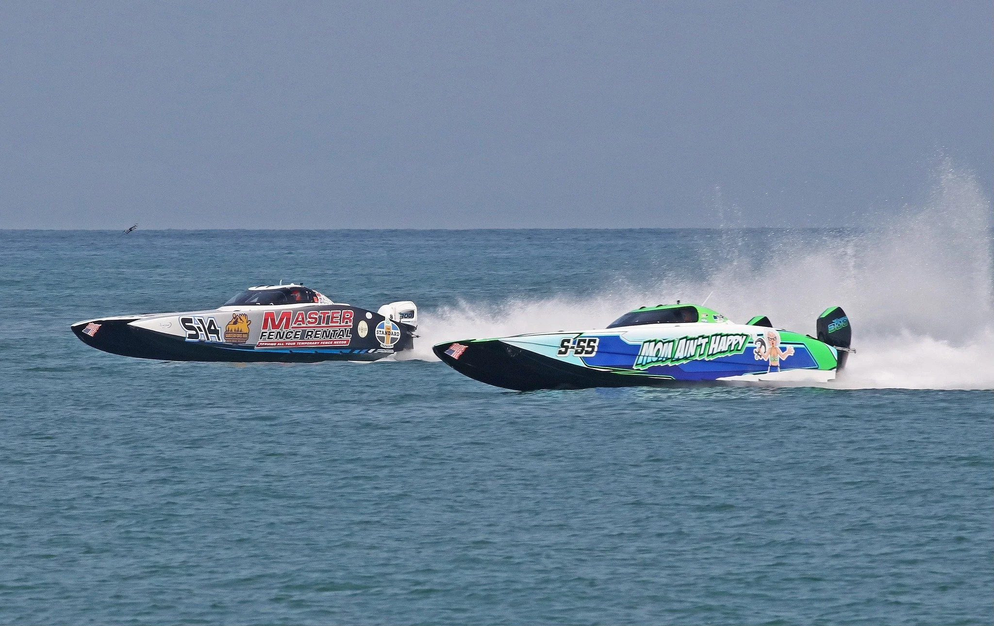 mom-aint-happy-super-stock-powerboat-race-action
