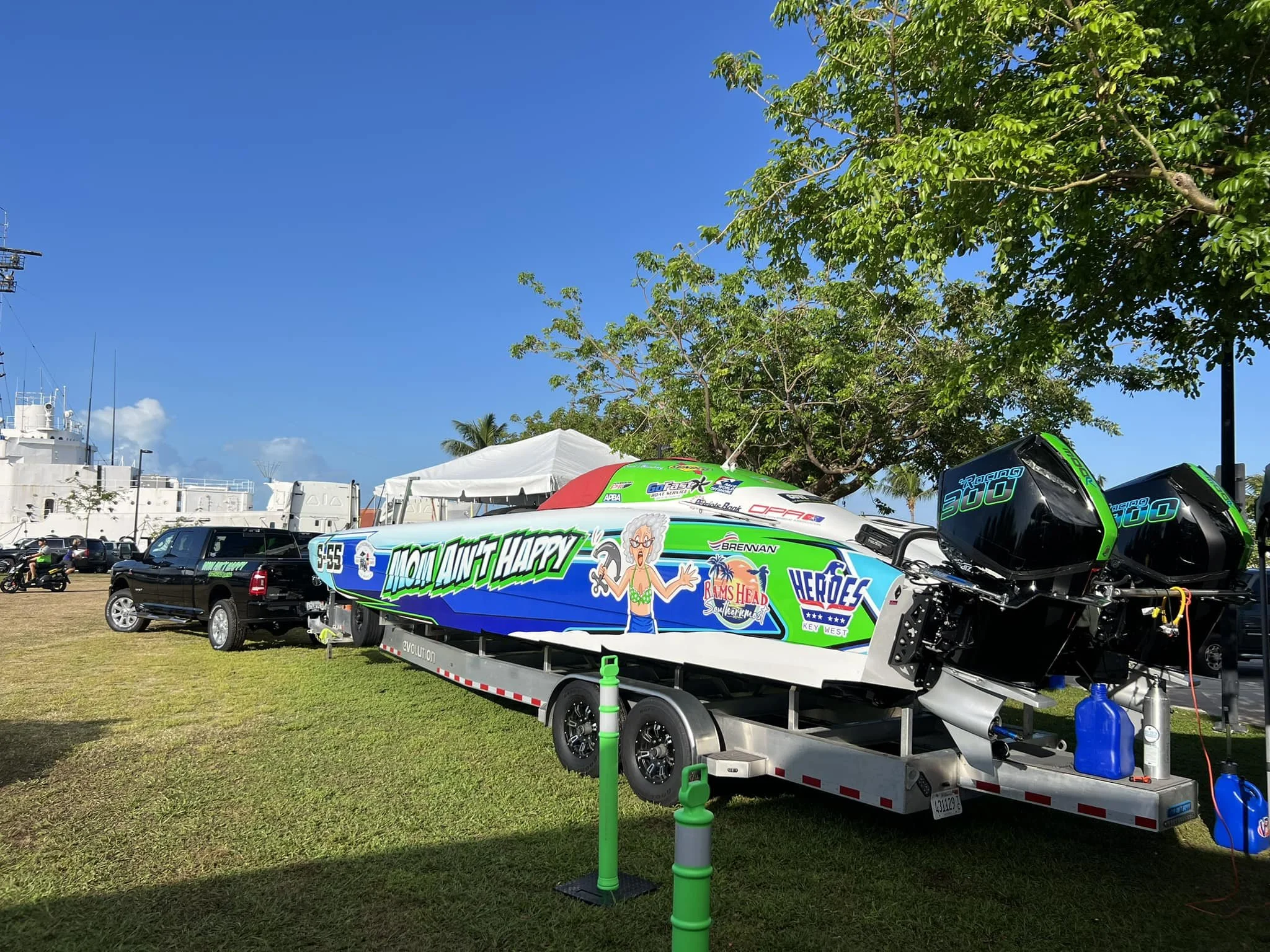 mom-aint-happy-super-stock-powerboat-race-action