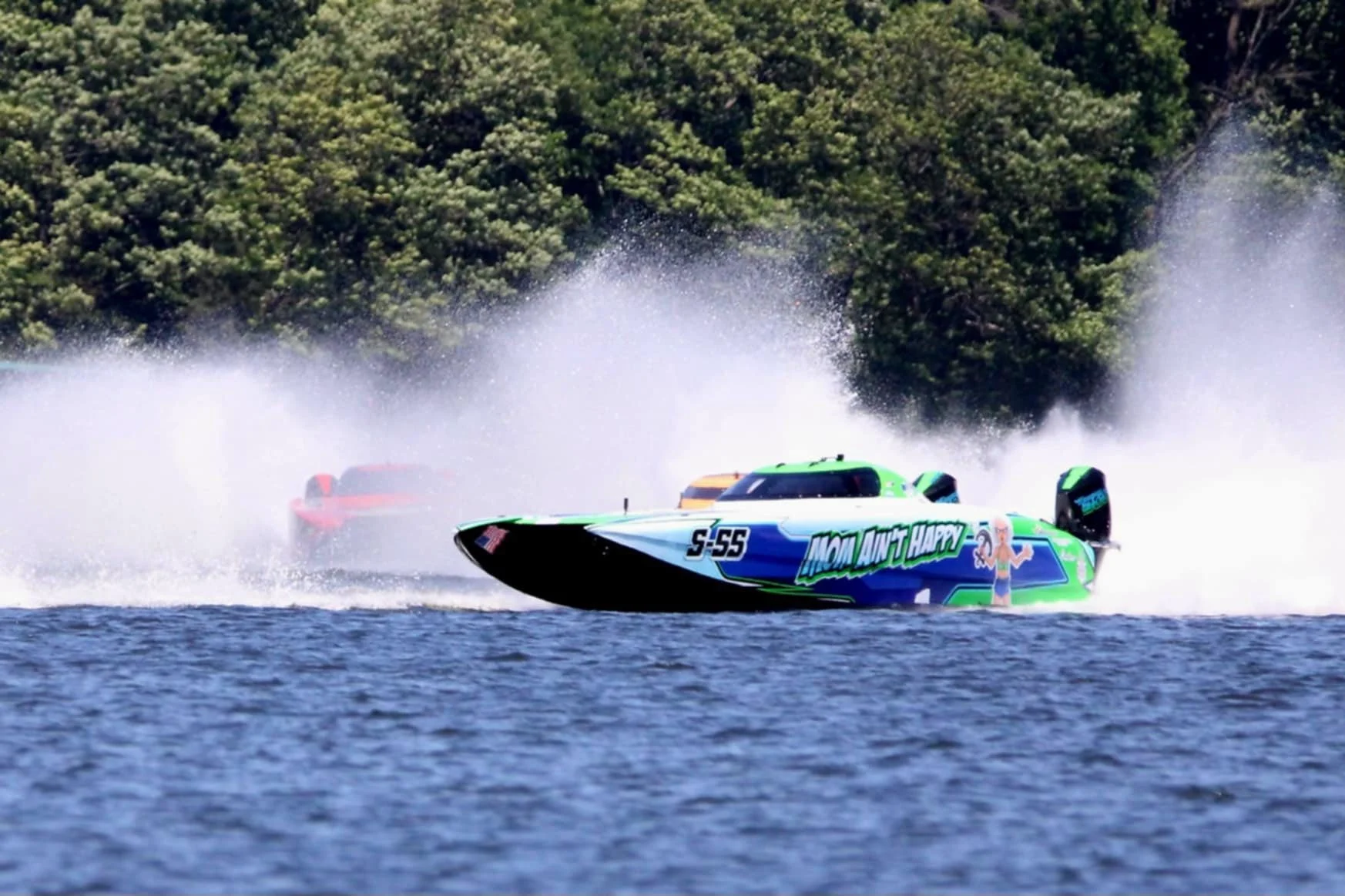 mom-aint-happy-super-stock-powerboat-race-action