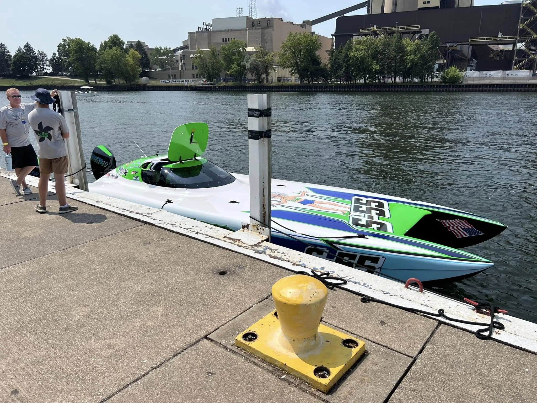 mom-aint-happy-super-stock-powerboat-race-action