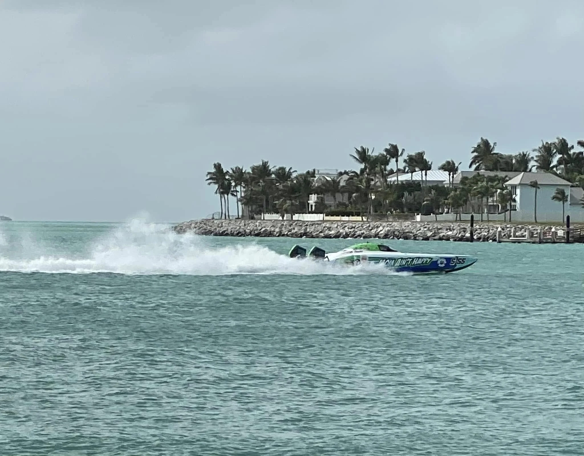 mom-aint-happy-super-stock-powerboat-race-action
