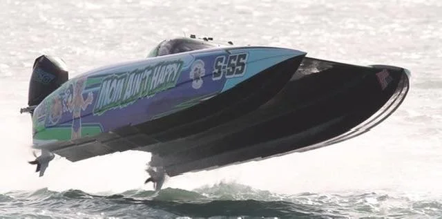 mom-aint-happy-super-stock-powerboat-race-action