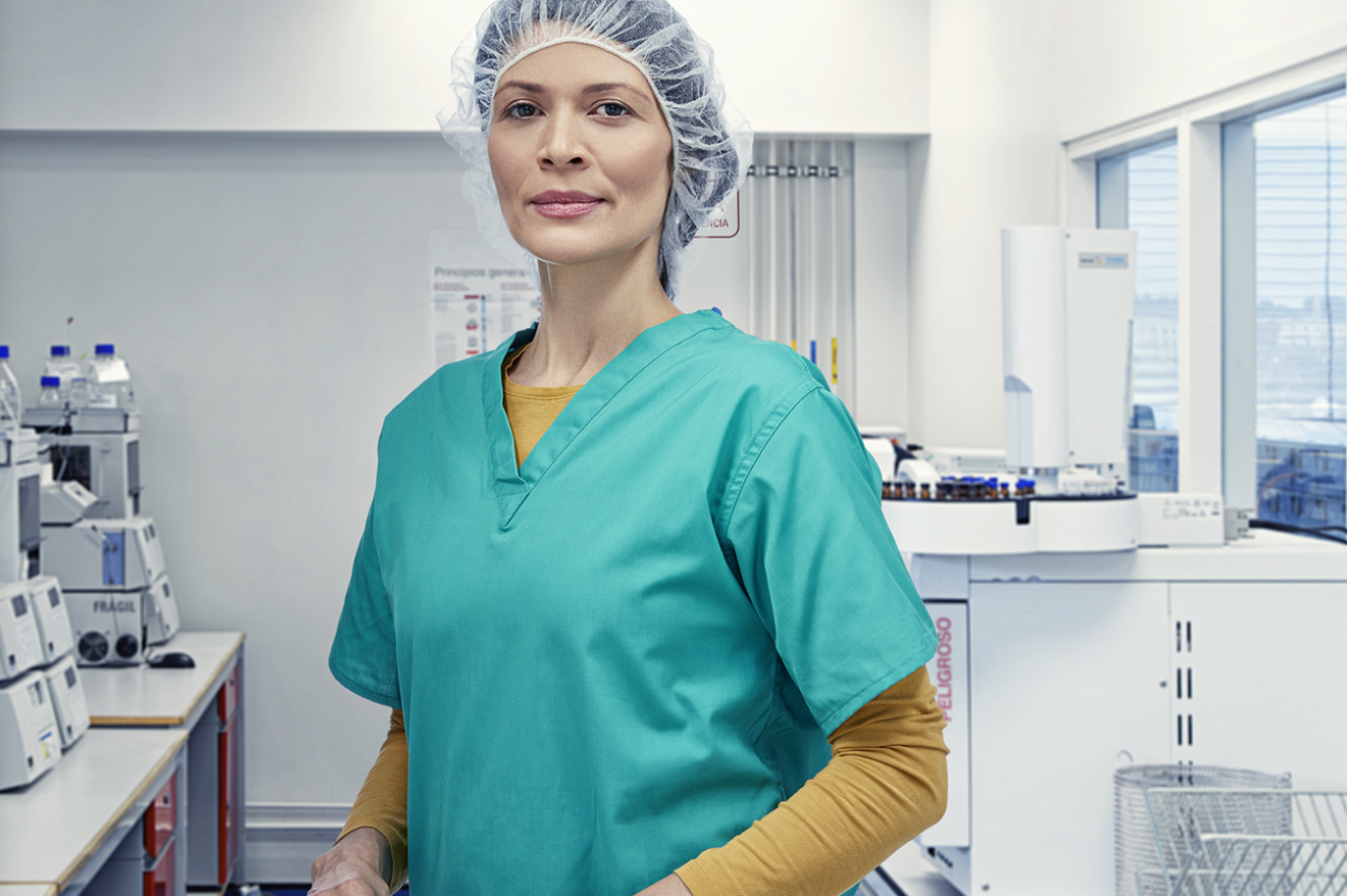 David Boni portrait photography — woman doctor working in a medical setting for Fedex Campaign