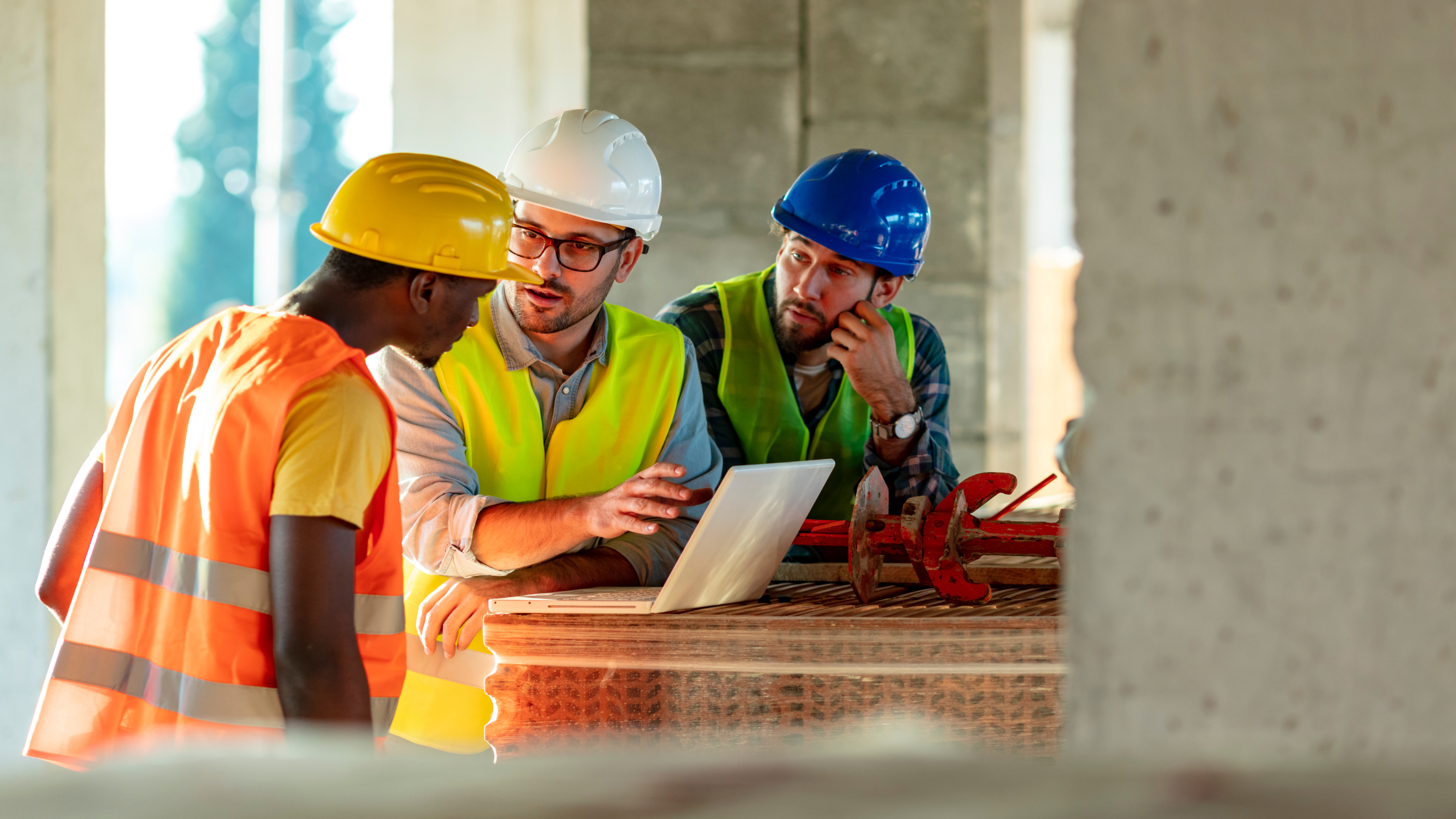 Construction executive overseeing a project supported by an independent leadership team.
