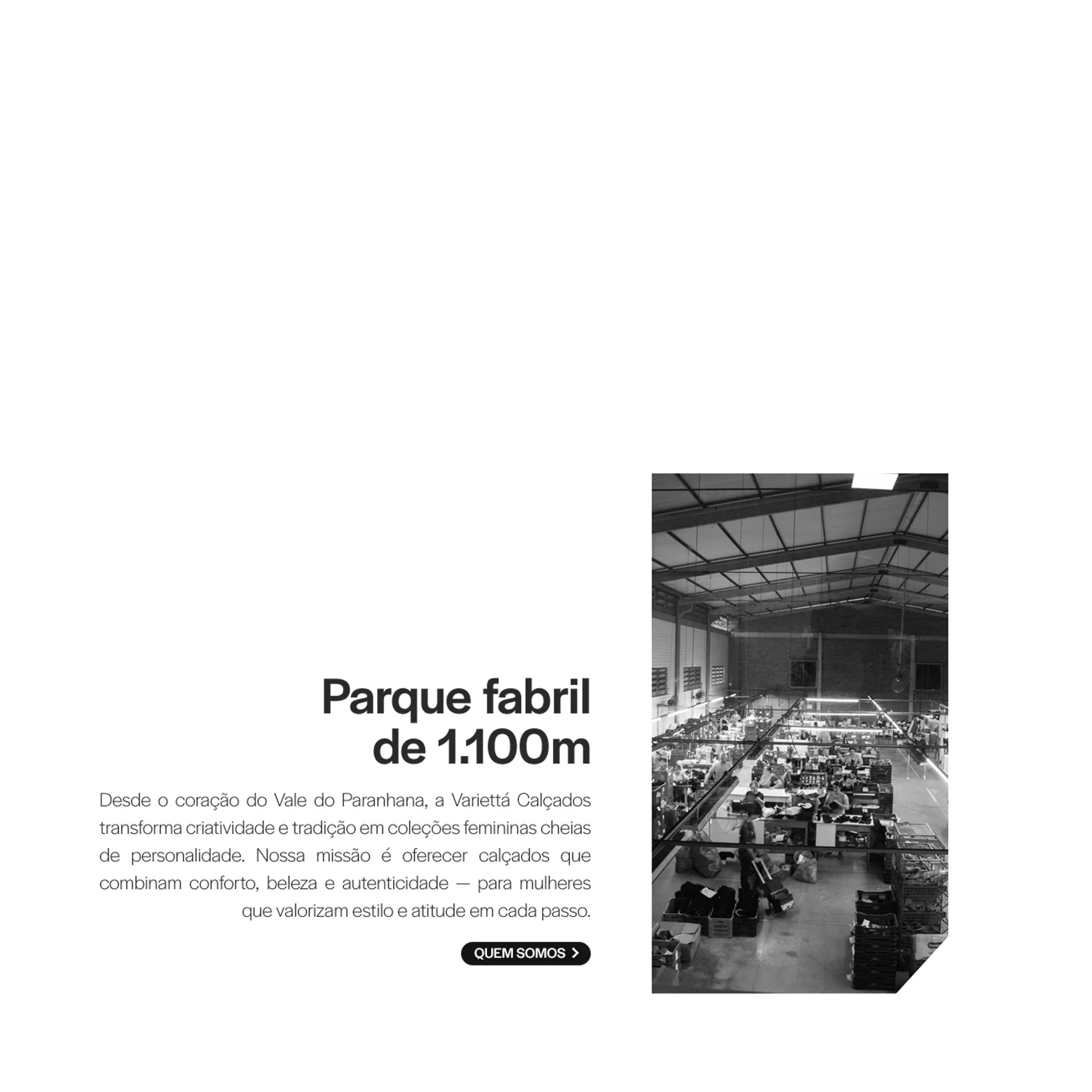 Imagem de um espaço industrial de fábrica com ampla área de trabalho e prateleiras. Texto ao lado promovendo um parque fabril de 1100 metros com foco em calçados femininos, destacando a criatividade, tradição, conforto, beleza e autenticidade para mulheres.