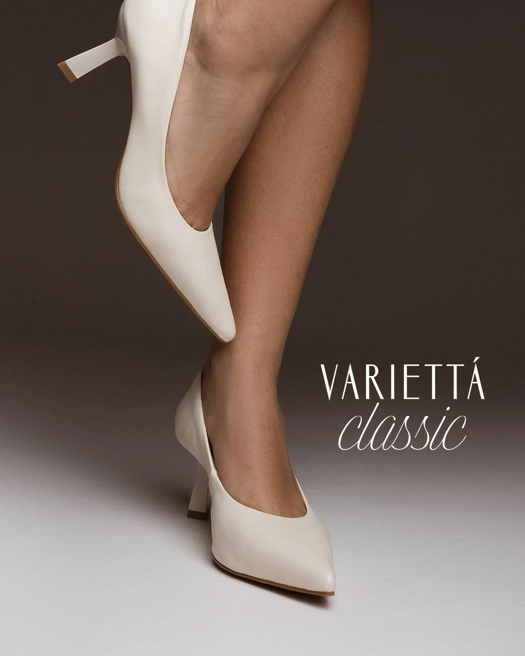 Imagem de uma perna feminina usando sapatos brancos clássicos, com o texto 'Variettá classic'.